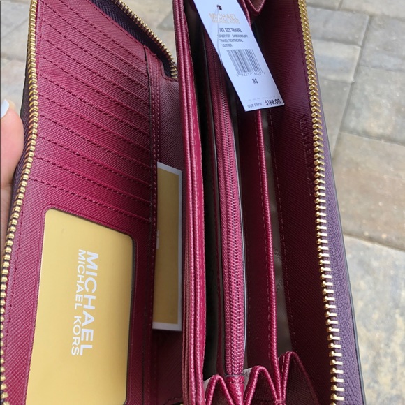 Michael Kors long Wallet Wristlet - Picture 8 of 8